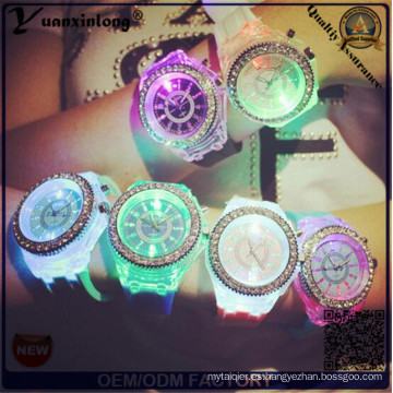 YXL-703 2015 nueva moda Geneva silicona diamante reloj de pulsera luces de colores LED luminoso relojes de cuarzo